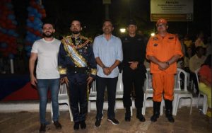 Portal Jaciara Barros – Cinco homens posam à noite ao ar livre usando diferentes uniformes do Colégio Militar: casual, cerimonial, policial e resgate. – Portal Jaciara Barros