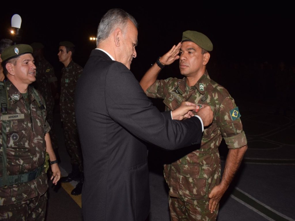 Portal Jaciara Barros – Em comemoração ao Dia do Soldado, um homem de terno condecora um militar que presta continência em Tocantins. – Portal Jaciara Barros