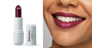 Portal Jaciara Barros – Batom Boticário em tom berry, com embalagem branca, ao lado de um sorriso usando o mesmo tom intenso nos lábios. – Portal Jaciara Barros