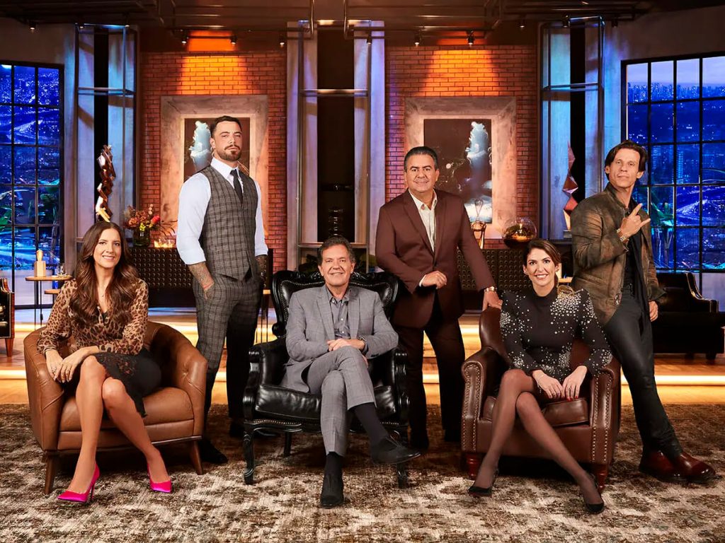 Portal Jaciara Barros – Seis pessoas, vestidas de forma formal e casual, posam para foto em estúdio moderno e iluminado, com poltronas ao fundo. – Portal Jaciara Barros