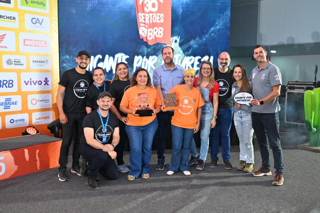 Portal Jaciara Barros – Participantes do Concurso Sabores do Sertões posam no palco em Palmas, com placas e painel de Arroz Maria Izabel ao fundo. – Portal Jaciara Barros