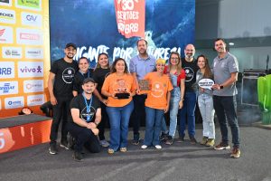 Portal Jaciara Barros – Participantes do Concurso Sabores do Sertões posam no palco em Palmas, com placas e painel de Arroz Maria Izabel ao fundo. – Portal Jaciara Barros