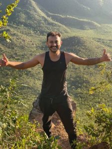 Portal Jaciara Barros – O empresário Denilson Vieira sorri e faz sinal de positivo em um morro verde ao comemorar seu aniversário. – Portal Jaciara Barros