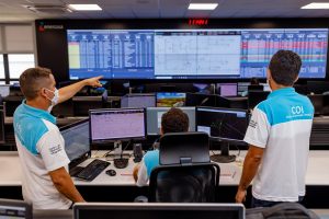 Portal Jaciara Barros – Três pessoas em uma sala de controle acompanham vários monitores para o plano especial da distribuidora no dia das eleições. – Portal Jaciara Barros