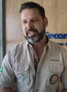 Portal Jaciara Barros – Homem barbudo veste camisa cáqui com patchs e posa diante de parede de madeira com o texto azul "Jalapão 100 Limites". – Portal Jaciara Barros