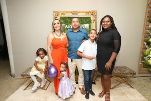 Portal Jaciara Barros – Seis pessoas, entre elas um soldado, posam juntas em ambiente interno diante de uma moldura dourada. – Portal Jaciara Barros