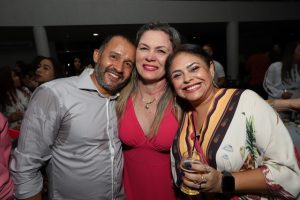 Portal Jaciara Barros – Três adultos estão sorrindo para a câmera em um evento social; um deles está fantasiado de soldado. – Portal Jaciara Barros