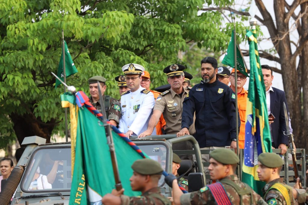 Portal Jaciara Barros – Autoridades uniformizadas desfilam em veículo aberto no dia 7 de setembro, acompanhadas pela Polícia Militar do Tocantins. – Portal Jaciara Barros