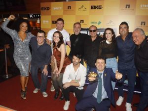 Portal Jaciara Barros – Celebridades posam sorridentes juntas no tapete vermelho durante a estreia do filme Elke. – Portal Jaciara Barros