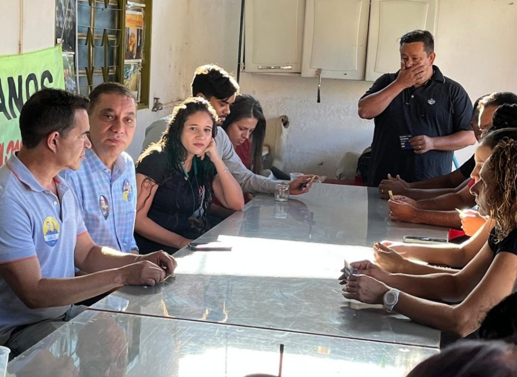 Portal Jaciara Barros – Em Tocantins, as pessoas se reúnem em mesa comprada e ouvem o empresário e senador Amastha durante sua fala. – Portal Jaciara Barros