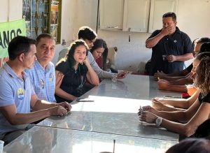 Portal Jaciara Barros – Em Tocantins, as pessoas se reúnem em mesa comprada e ouvem o empresário e senador Amastha durante sua fala. – Portal Jaciara Barros