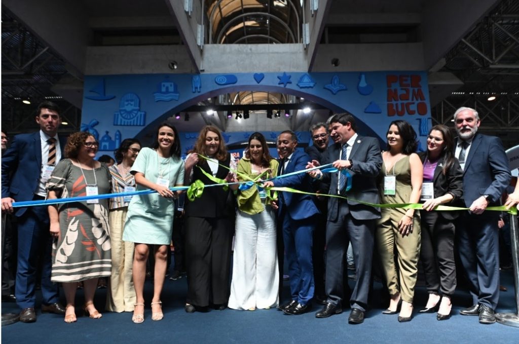 Portal Jaciara Barros – Autoridades cortam a fita na abertura do primeiro dia da ABAV Expo, com cenário de Pernambuco ao fundo. – Portal Jaciara Barros