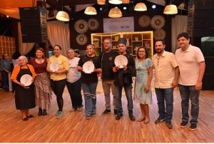 Portal Jaciara Barros – Integrantes sorriem em um salão durante a premiação FGT, alguns segurando placas ao posarem para a foto oficial do grupo. – Portal Jaciara Barros