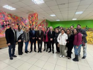 Portal Jaciara Barros – Após o Concerto Beneficente na Sala São Paulo, o grupo é fotografado em frente a paredes coloridas com notas musicais. – Portal Jaciara Barros