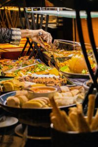 Portal Jaciara Barros – O cliente se serve no bufê do WZ Hotel Jardins durante uma das tradicionais Noites Temáticas do estabelecimento. – Portal Jaciara Barros