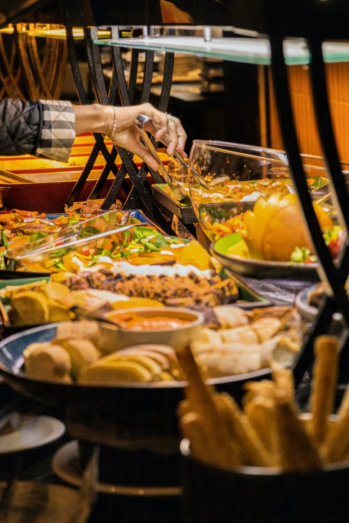 Portal Jaciara Barros – O cliente se serve no bufê do WZ Hotel Jardins durante uma das tradicionais Noites Temáticas do estabelecimento. – Portal Jaciara Barros