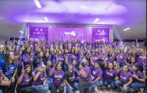 Portal Jaciara Barros – Integrantes do Força Mulher, com camisetas roxas iguais, posam para foto durante evento realizado em Gurupi. – Portal Jaciara Barros
