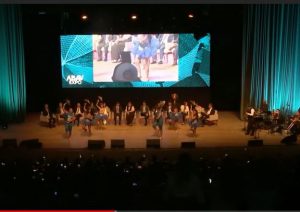 Portal Jaciara Barros – Artistas com figurinos azuis se apresentam no palco durante a solenidade de abertura da 49ª edição da ABAV Expo. – Portal Jaciara Barros