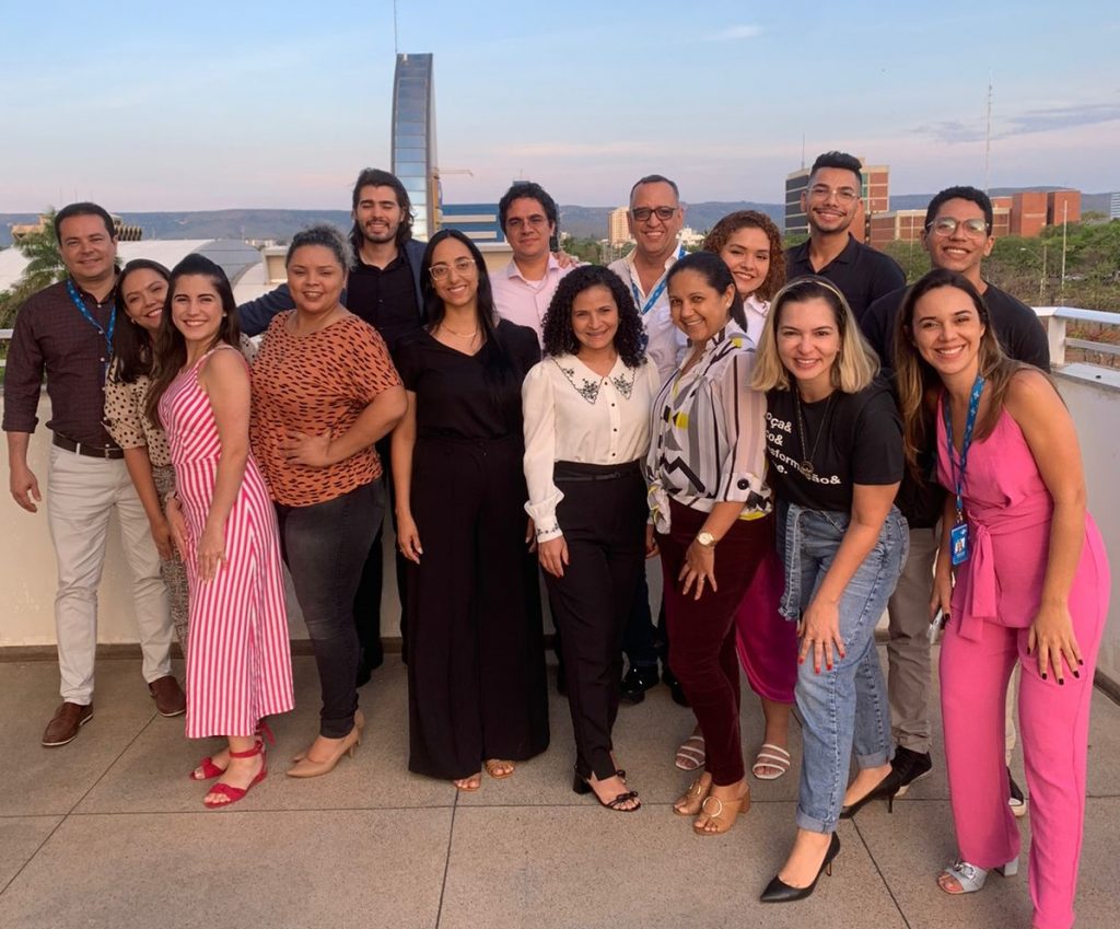 Portal Jaciara Barros – Quinze Agentes Locais de Inovação posam sorrindo em um terraço durante ação de incentivo a pequenos negócios. – Portal Jaciara Barros