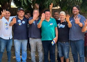 Portal Jaciara Barros – Sete homens posam em fileira ao ar livre, alguns usam botons da campanha Amastha 400 e todos exibem quatro dedos levantados. – Portal Jaciara Barros