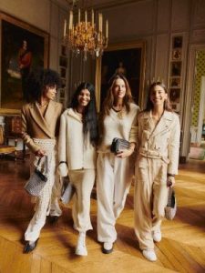 Portal Jaciara Barros – Alessandra Ambrosio e outras embaixadoras posaram em uma sala elegante, representando o estilo e a sofisticação da BOTTLETOP. – Portal Jaciara Barros