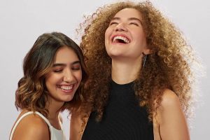 Portal Jaciara Barros – Duas mulheres sorriem entusiasmadas após ganharem ingressos em sorteio para show de Anavitória. – Portal Jaciara Barros