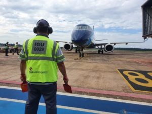 Portal Jaciara Barros – Funcionário da CCR Aeroportos orienta, com palhetas, a aproximação de um avião da Azul na pista do aeroporto. – Portal Jaciara Barros