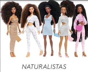 Portal Jaciara Barros – Cinco bonecas de moda com cachos naturais alinham-se, preparadas para a passarela em looks modernos e elegantes. – Portal Jaciara Barros