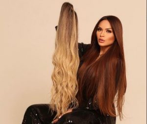 Portal Jaciara Barros – Mulher de cabelo longo castanho exibe um aplique loiro ondulado, destacando tendência capilar diante de fundo neutro. – Portal Jaciara Barros