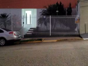 Portal Jaciara Barros – O veículo está estacionado corretamente em frente a uma residência, próximo ao portão, conforme as normas de trânsito locais. – Portal Jaciara Barros