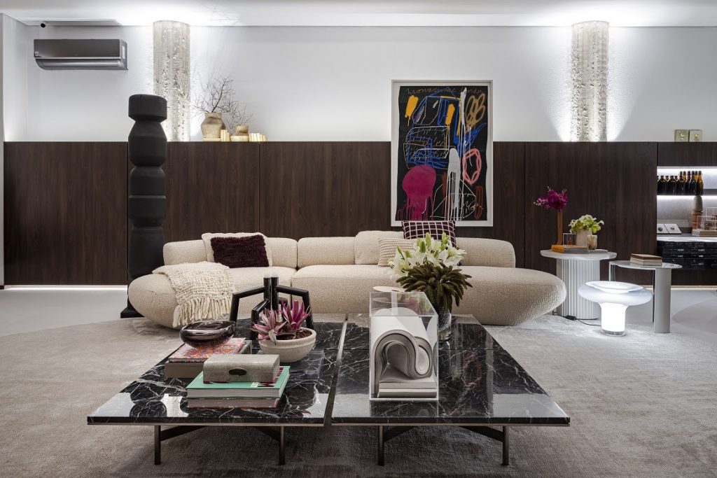 Portal Jaciara Barros – A sala de estar moderna reúne sofá bege, mesa de mármore e obra abstrata inspirada na CASACOR São Paulo. – Portal Jaciara Barros