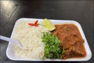 Portal Jaciara Barros – Bandeja de isopor com arroz branco, verduras, chambari, limão, pimentas e garfo plástico servidos no Festival Chambari. – Portal Jaciara Barros