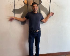 Portal Jaciara Barros – O empresário Wilson Charles Seixas posa diante de uma parede com cordas de fantoche pintadas, sugerindo ter sido manipulado. – Portal Jaciara Barros