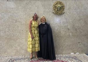 Portal Jaciara Barros – Durante a posse de Rosa Weber, uma mulher veste amarelo e outra usa toga preta, ambas em ambiente interno. – Portal Jaciara Barros