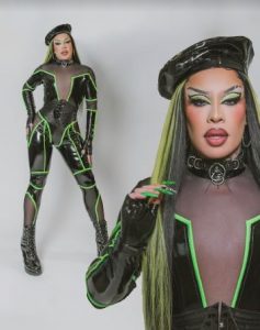 Portal Jaciara Barros – Indivíduo com look de látex preto e verde neon, maquiagem marcante e unhas longas chama atenção no Espaço Unimed. – Portal Jaciara Barros