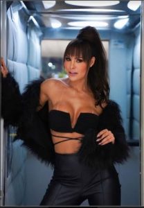 Portal Jaciara Barros – Durante o Goiás Fashion Week 2022, mulheres de cabelos longos presos em rabo de cavalo preto vestem look escuro em corredor almofadado. – Portal Jaciara Barros