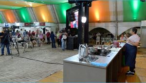 Portal Jaciara Barros – O Chef comanda a Cozinha Show no palco, acompanhado por outros chefs e convidados, em evento realizado sob ampla tenda. – Portal Jaciara Barros