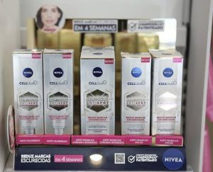 Portal Jaciara Barros – Cinco produtos NIVEA Luminous 630 estão expostos em uma prateleira de loja física, simulando a experiência de comércio eletrônico. – Portal Jaciara Barros