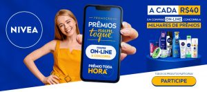 Portal Jaciara Barros – Mulher de vestido amarelo exibe celular com promoção Num Toque Nivea; prêmios e detalhes do concurso aparecem na tela. – Portal Jaciara Barros