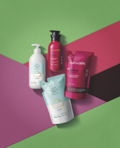 Portal Jaciara Barros – Quatro frascos e necessaires de skincare Boticário sobre fundo geométrico rosa e verde para a promoção Me Completa. – Portal Jaciara Barros