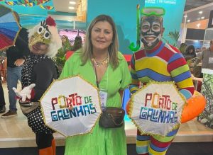 Portal Jaciara Barros – Vanilda, empresária do Tocantins, e mais duas pessoas posam com sombrinhas de Porto de Galinhas e trajes coloridos da Abav. – Portal Jaciara Barros