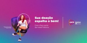 Portal Jaciara Barros – Mulher com prótese na perna sorri sentada; texto em português incentiva doações à AACD Teleton com apoio da NIVEA. – Portal Jaciara Barros