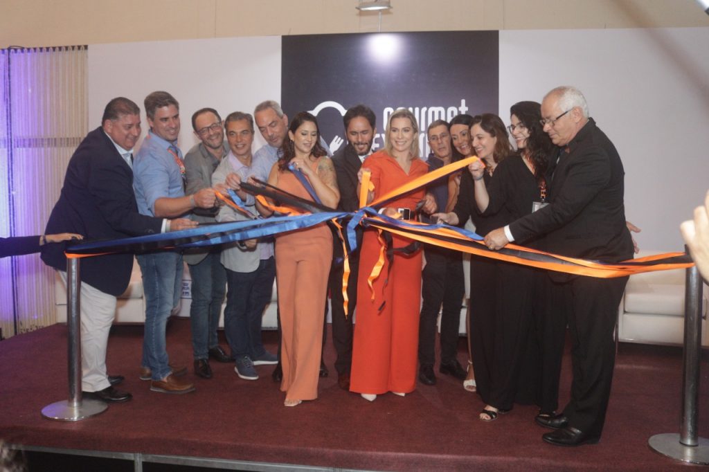 Portal Jaciara Barros – Integrantes do Super Mix cortam fitas azuis e laranjas no palco do Centro de Convenções de Pernambuco. – Portal Jaciara Barros