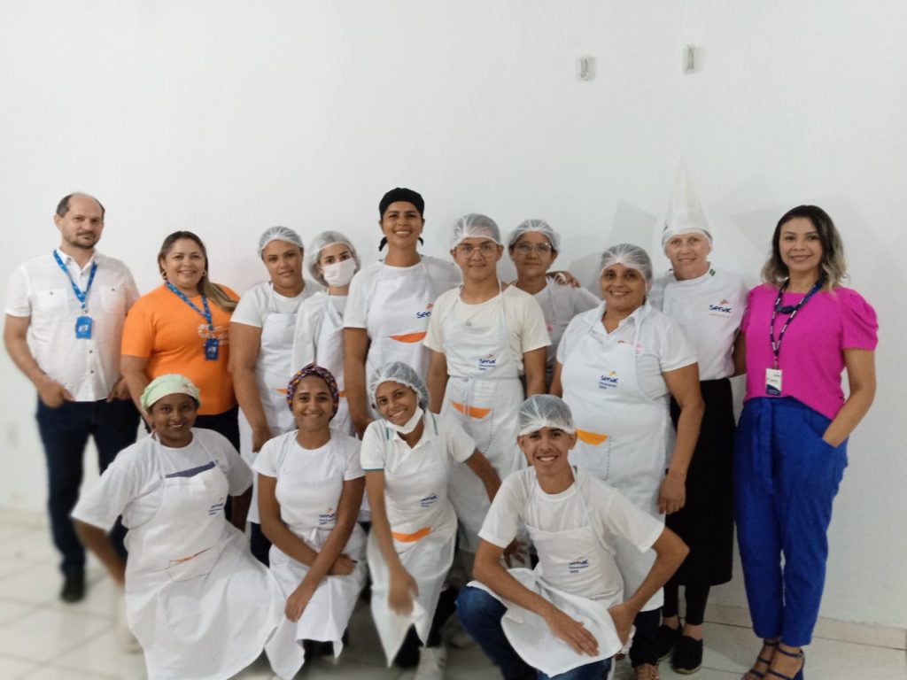 Portal Jaciara Barros – Quinze pessoas uniformizadas e de touca posam para foto no Concurso Gastronômico Sebrae, em Lajeado. – Portal Jaciara Barros