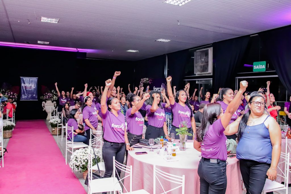Portal Jaciara Barros – Empreendedoras do Sudeste do Tocantins vestidas de roxo levantam os punhos no evento Força Mulher, entre mesas redondas. – Portal Jaciara Barros