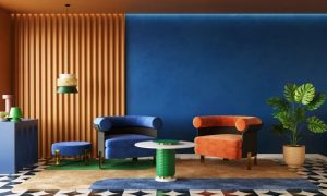 Portal Jaciara Barros – Sala de estar moderna com paredes azuis e laranja, cadeiras coloridas, plantas, piso estampado e iluminação de alto IRC. – Portal Jaciara Barros