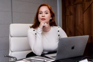 Portal Jaciara Barros – Política ruiva senta à mesa, demonstrando foco e determinação diante dos desafios do cenário político. – Portal Jaciara Barros