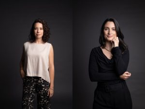 Portal Jaciara Barros – Duas mulheres se posicionam contra o fundo escuro, representando a Comunicação Não-Violenta por meio de estilo e postura. – Portal Jaciara Barros