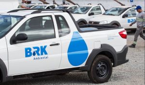 Portal Jaciara Barros – Caminhonete branca exibe gota azul e logotipo BRK Ambiental; veículo é usado para manutenção elétrica em Filadélfia. – Portal Jaciara Barros