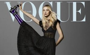 Portal Jaciara Barros – Carol Trentini aparece na capa de outubro da Vogue Brasil, posando de vestido preto, com uma perna levantada e olhar para a câmera. – Portal Jaciara Barros